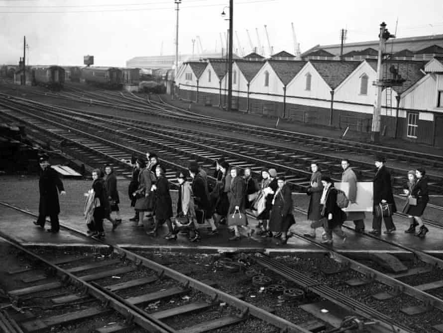 Young Jewish refugees (including Peter Fleischmann, carrying large art folder) arriving in England in December 1938.