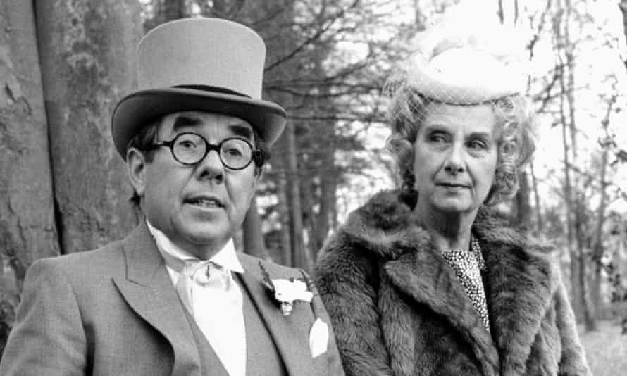 Ronnie Corbett and Barbara Lott in the BBC comedy Sorry!, in which he played a middle-aged librarian living with his mother (1987).