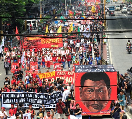 Protesters march toward the presidential palace in Manila.