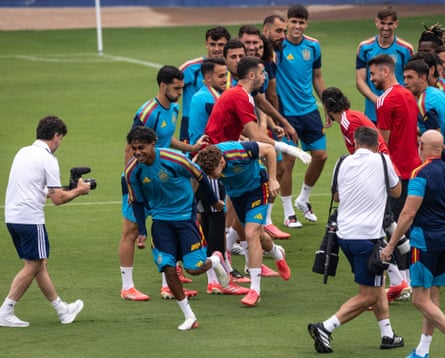Lamine Yamal and Víctor Muñoz tally done their teammates