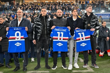 El presidente de la Sampdoria, Marco Lana, a la izquierda, posa con el entrenador Dejan Stankovic y los hijos de Sinisa Mihajlovic.