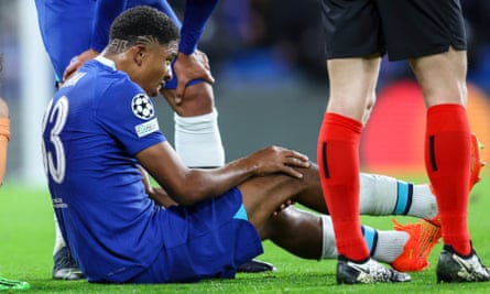 Wesley Fofana agrippe son genou droit avant de se blesser lors du match de Chelsea contre Milan.