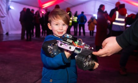 Rory Godfrey, 4 ans, tient un robot de style Mars Rover fabriqué par Software Cornwall, l'un des nombreux exemples de technologie spatiale exposés aux visiteurs lors du lancement inaugural de la fusée