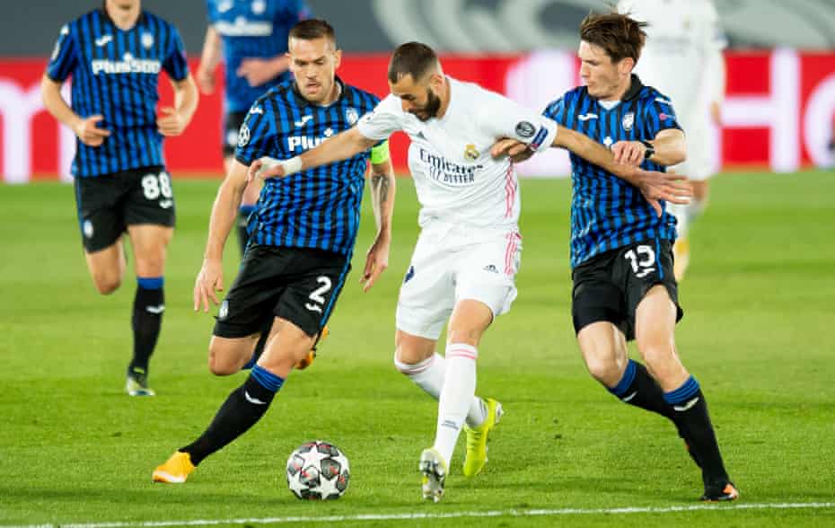 Karim Benzema (centre) holds off Atalanta’s Rafael Tolói and Marten de Roon.