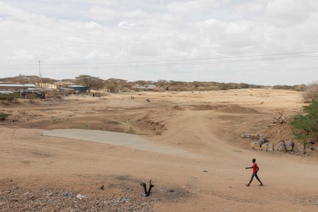 مردی از بستر خشک شده رودخانه مودوگاشه در گاریسا، کنیا، مارس 2023 عبور می کند.