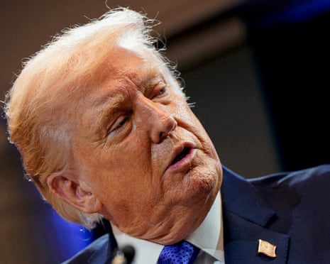 Richter des Obersten Gerichtshofs während mündlicher Verhandlungen über Tarife Fall“ /><p>Die <strong>wirtschaftlichen Auswirkungen</strong> dieses Urteils reichen weit über die amerikanischen Grenzen hinaus. Trumps Zollpolitik war der Eckpfeiler seiner „America First“-Wirtschaftsphilosophie und diente sowohl als Verhandlungsinstrument als auch als Einnahmequelle des Bundes. Der Präsident hat diese Handelshemmnisse genutzt, um Handelspartner unter Druck zu setzen, den internationalen Handel umzugestalten und die wirtschaftliche Dominanz Amerikas auf der Weltbühne zu demonstrieren.</p><p>Die internationalen Märkte haben bereits begonnen, auf die Nachrichten zu reagieren, und erste Anzeichen deuten auf Erleichterung bei Amerikas Handelspartnern hin. Länder, die die Hauptlast von Trumps Handelskriegen getragen haben, darunter China, Kanada, Mexiko und die Mitglieder der Europäischen Union, können nun mit einem vorhersehbareren Handelsumfeld rechnen. Das Urteil öffnet möglicherweise die Tür für erneute multilaterale Handelsverhandlungen und eine Rückkehr zu konventionelleren diplomatischen Ansätzen im internationalen Handel.</p><p>Der Zeitpunkt der Entscheidung erweist sich als besonders bedeutsam, da sie zu einem Zeitpunkt fällt, an dem die globale Wirtschaftsstabilität weiterhin fragil ist. Lieferketten, die sich in den letzten Jahren an Trumps Zollregime angepasst haben, stehen nun vor einer weiteren Anpassungsphase. Viele Ökonomen argumentieren jedoch, dass die Beseitigung dieser Handelshemmnisse letztendlich sowohl den amerikanischen Verbrauchern als auch der internationalen Wirtschaftskooperation zugute kommen könnte.</p><p>Für den Kongress stellt diese Entscheidung sowohl eine Chance als auch eine Herausforderung dar. Die Gesetzgeber erlangen nun ihre verfassungsmäßige Autorität über die Handelspolitik zurück, müssen sich aber auch in der komplexen politischen Landschaft zurechtfinden, die durch Trumps Zölle geschaffen wurde. Die Legislative muss entscheiden, ob bestehende Handelshemmnisse über die entsprechenden verfassungsrechtlichen Kanäle aufrechterhalten, geändert oder beseitigt werden sollen.</p><img src=