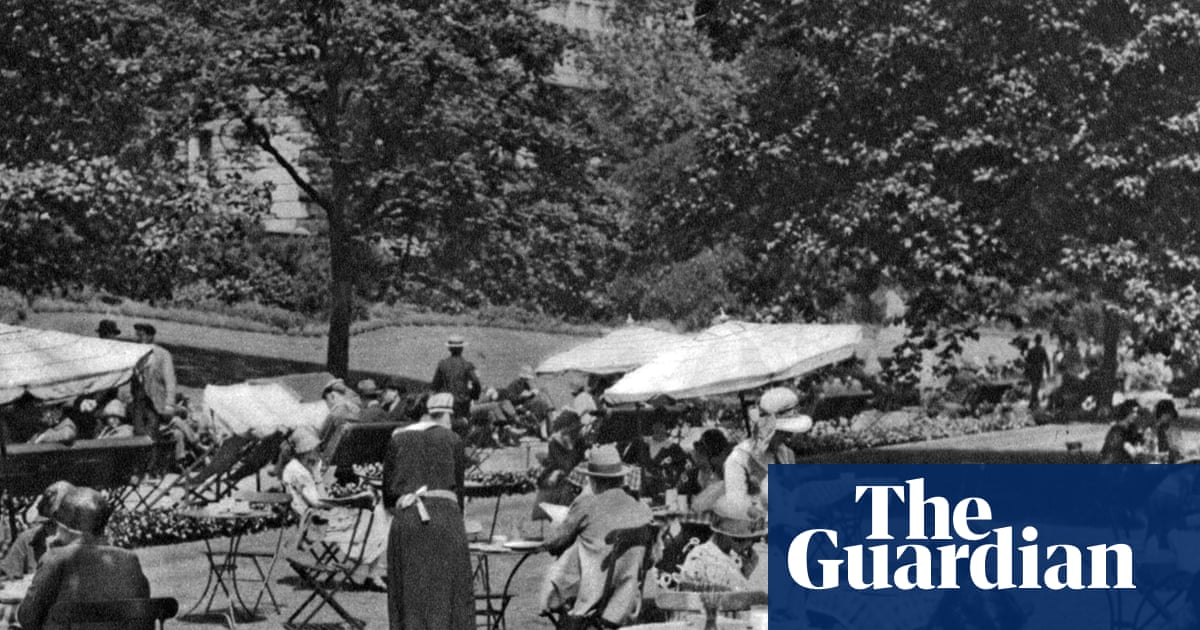 Alfresco dining in 1920s Europe