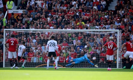 David de Gea saves Aleksandar Mitrovic’s penalty to stop Fulham going 2-0 ahead