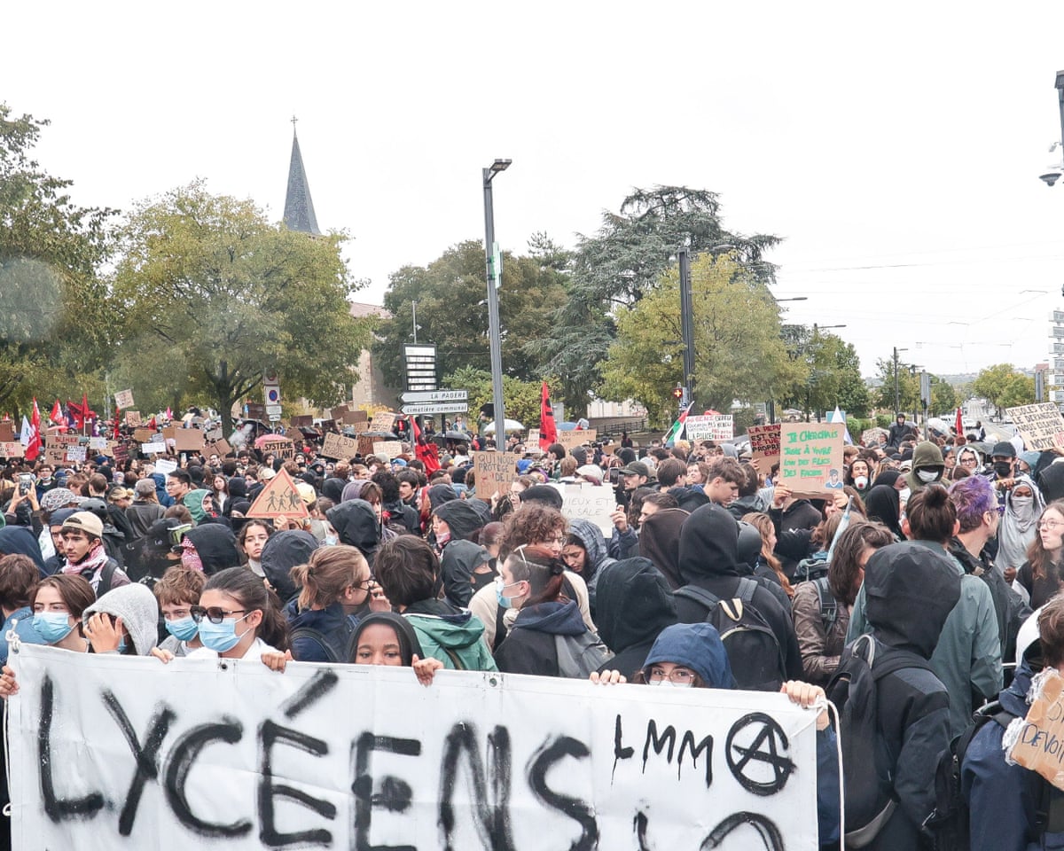 High school students gathered in Bron for a demonstration, as part of student mobilisation taking place today.