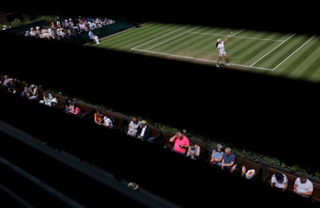 Wu Fang-hsien, berpasangan dengan Lin Zhu, melakukan servis pada pertandingan ganda putri putaran ketiga melawan Caroline Dolehide dan Zhang Shuai