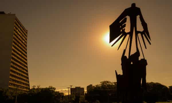 Porto Alegre: uncomfortable with the privilege his light skin brings him, Federico leaves the neighbourhood.