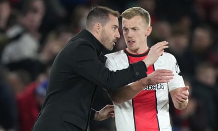 Le manager de Southampton, Rubén Sellés, donne des instructions à James Ward-Prowse.