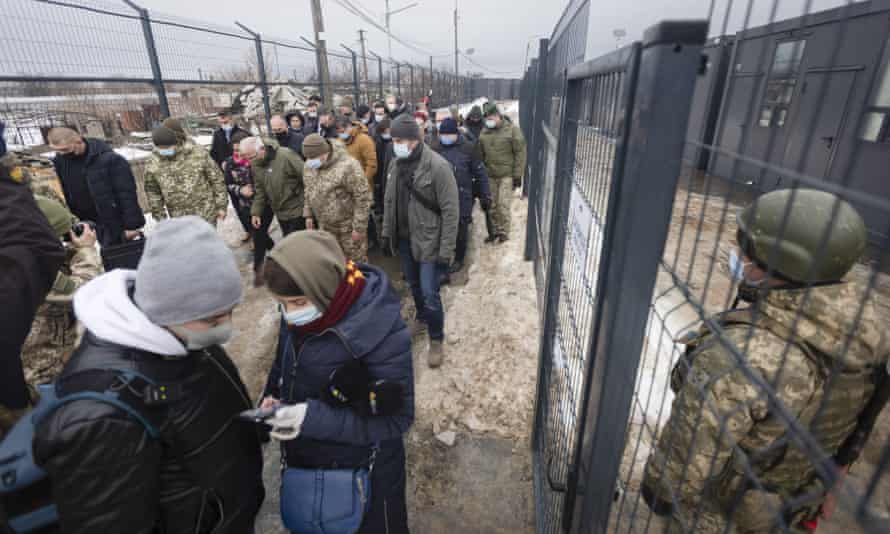 Josep Borrell (au centre en vert) au poste frontière de Stanitsa Luanskaya