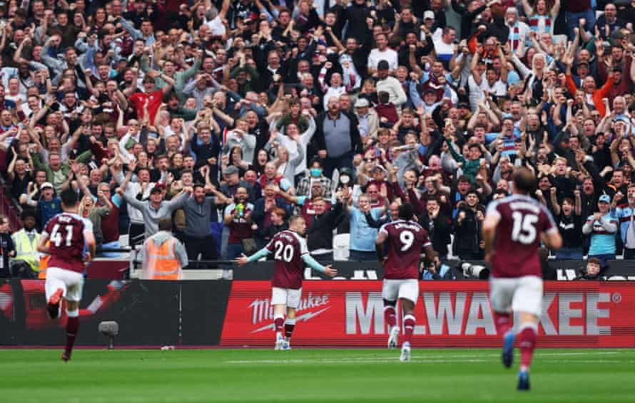 Bowen celebrates.