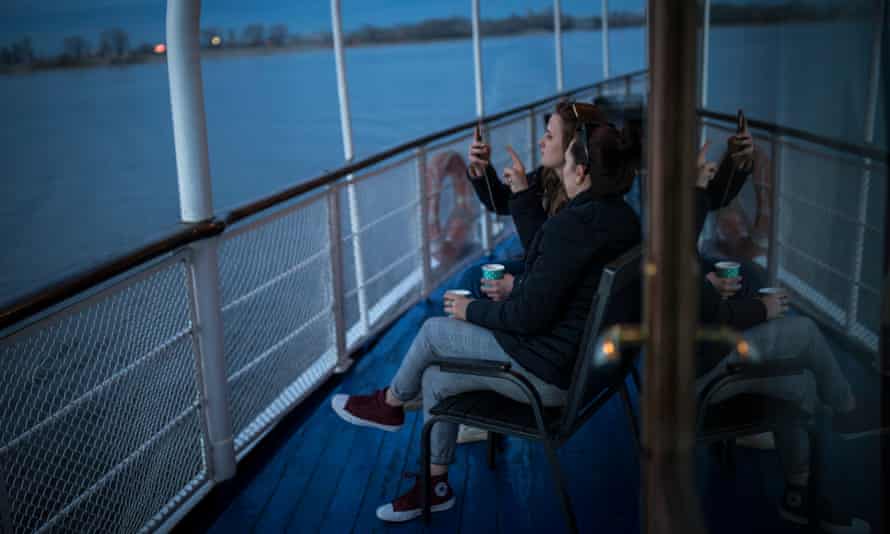 Turistas más jóvenes se relajan a bordo del Alexander Nevsky