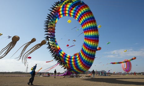A kite flying contest is held in Nantong, east China’s Jiangsu. 