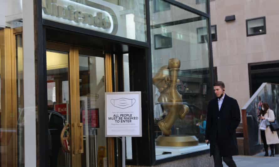 Ένας άνδρας περνά μπροστά από μια πινακίδα που υπενθυμίζει στους ανθρώπους να φορούν μάσκες προσώπου στη Νέα Υόρκη, στις Ηνωμένες Πολιτείες, τον Φεβ. 2022.