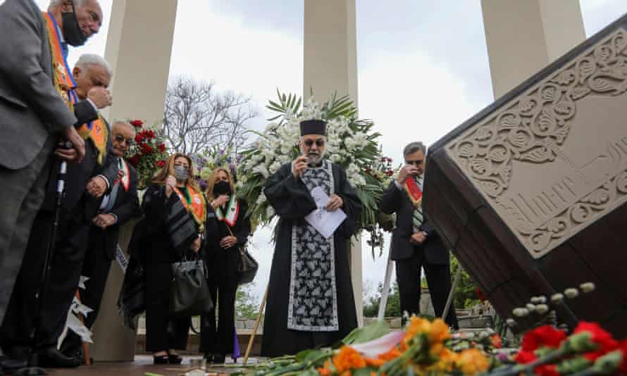 Una reunión en recuerdo del genocidio de 1915 en el Monumento a los Mártires Armenios en Montebello, California, el sábado.