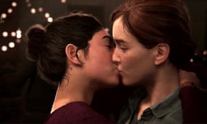 Ellie kisses Dina in a screenshot from The Last of Us: Part 2