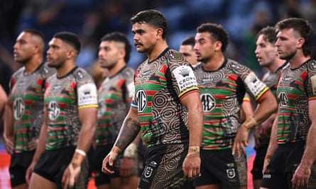 Latrell Mitchell dan rekan setimnya di Souths di Allianz Stadium pada hari Jumat.
