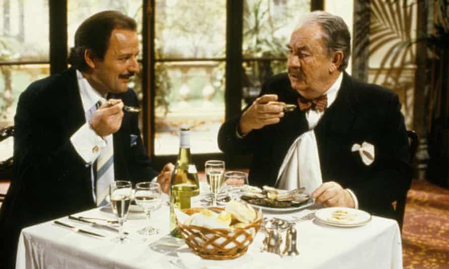 Peter Bowles, a sinistra, con Leo McKern in Rumpole of the Bailey, 1978.