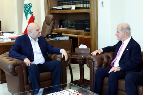 Ο Πρόεδρος του Λιβάνου Joseph Aoun (L) δέχεται τον πρεσβευτή των ΗΠΑ στον Λίβανο Michel Issa (R) στο παλάτι Baabda στη Βηρυτό την 1η Μαΐου 2026.