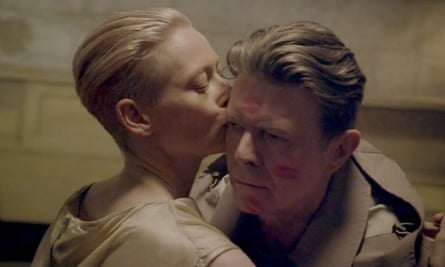 Tilda Swinton kissing David Bowie on the cheek