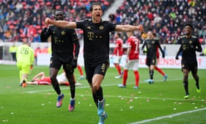 Leon Goretzka of FC Bayern Muenchen celebrates after scoring their team’s first goal .