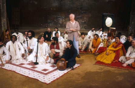 Peter Brook dirige une répétition du Mahabharata à son Théâtre des Bouffes du Nord à Paris.
