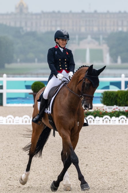 İngiltere'den Laura Collett ve London 52, Paris 2024 Olimpiyat Oyunları'nda Chateau de Versailles'da binicilik yarışma takımı dresajında yarışıyor