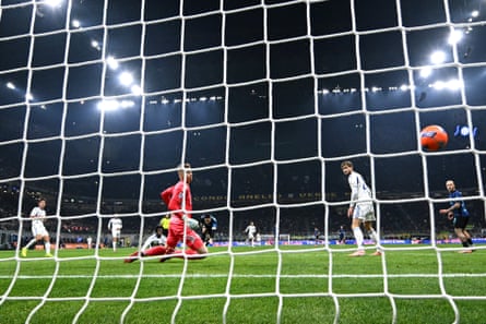 Lautaro Martínez scores for Inter past Como’s Jean Butez.
