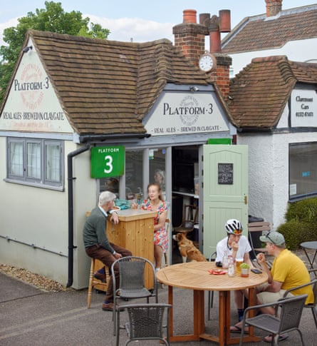 Peron 3 di Claygate, sebuah pub kecil di bekas kantor batu bara