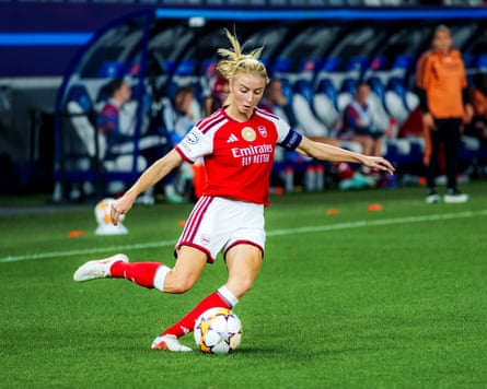 Leah Williamson kicks the ball