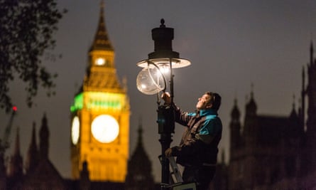 Garry Usher checks a gas lamp in Westminster.
