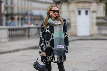 时尚博主 Alexandra Lapp 在巴黎时装周期间佩戴 Acne Studios 绿色和灰色围巾
