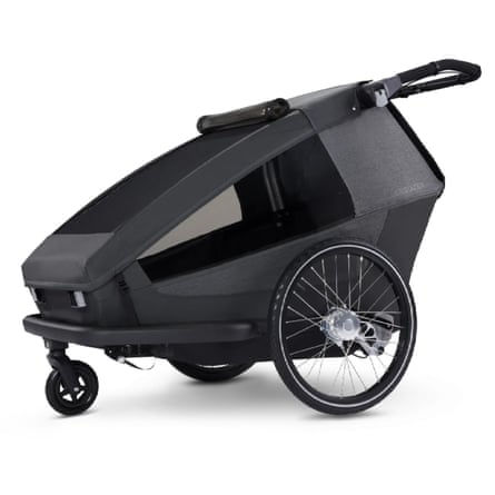 A Croozer Kid Yuuna Moonlight trailer in black.