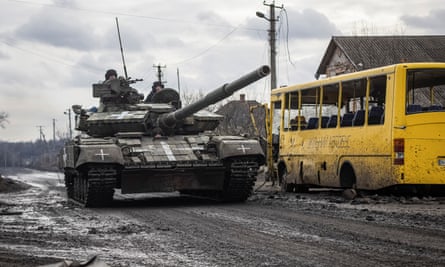 Mỹ, Đức nhất trí gửi xe chiến đấu bộ binh tới Ukraine 5 Lính Ukraine trên một chiếc xe tăng ở Donetsk, vào tháng 12.