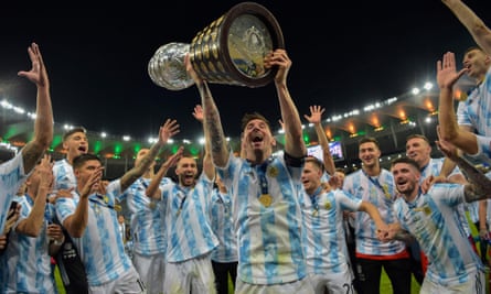 Lionel Messi celebrates with his teammates after winning the 2021 Copa América against Brazil at the Maracanã in Rio de Janeiro