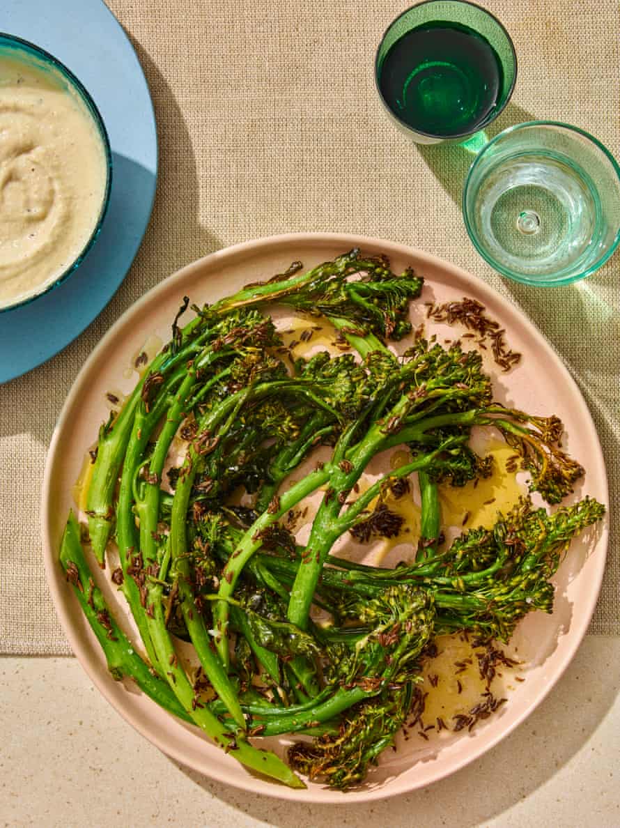 Pieczone brokuły Yotama Ottolenghi z taratorem migdałowym i olejem kminkowym.