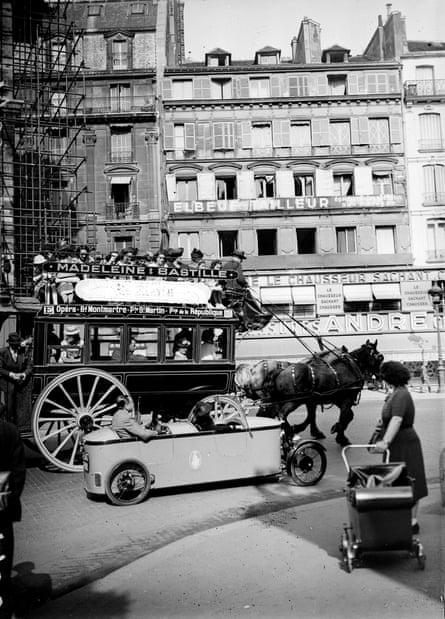 An electric car and Madeleine-Bastille double-decker in Paris.