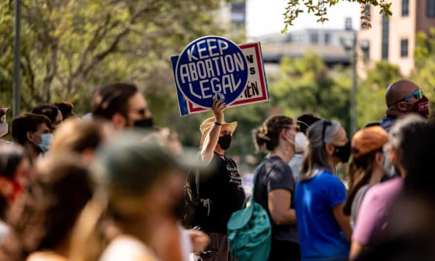 Des militants des droits à l'avortement se rassemblent au Texas State Capitol le 11 septembre à Austin, au Texas.