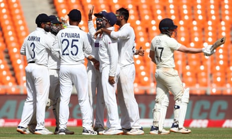 India celebrate after Axar Patel does for Dom Bess.