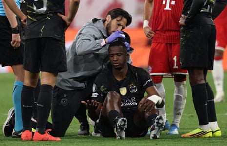 Willian Pacho gets treatment for a cut to the head.