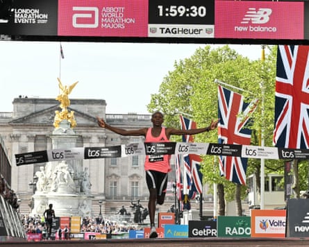 Sabastian Sawe crosses the finish line in London