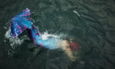 Suzie Inman dykker under vann, sett ovenfra