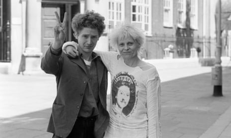 Malcolm McLaren and Vivienne Westwood outside London’s Bow Street magistrates court after being remanded on bail for fighting, June 1977