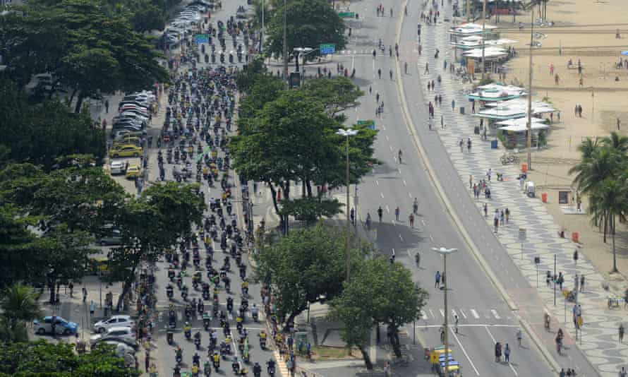 La processione sulla spiaggia di Copacabana