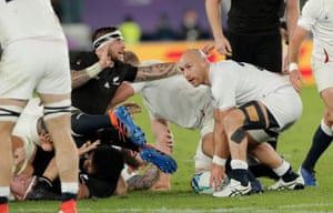Willi Heinz pasa de un ruck durante la semifinal de la Copa Mundial de Rugby Inglaterra v Nueva Zelanda.