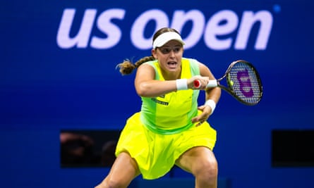 Ostapenko returns to Swiatek.