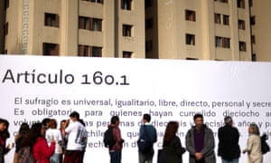 Une banderole affichant une partie de la nouvelle constitution proposée à Santiago.  Photographie : Ivan Alvarado/Reuters
